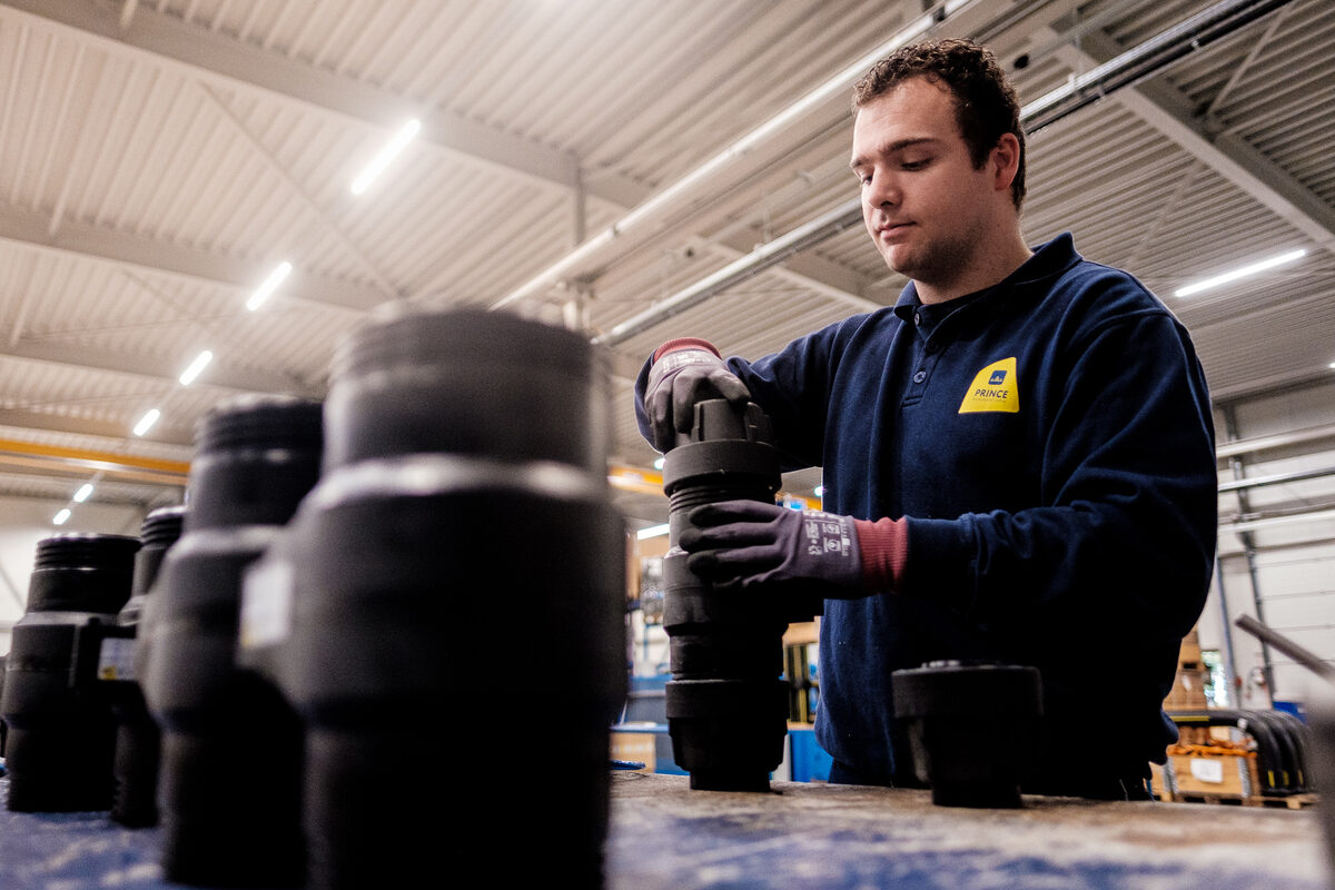 Productie van kunststof verbindingsstukken in de werkplaats van Prince, Tholen