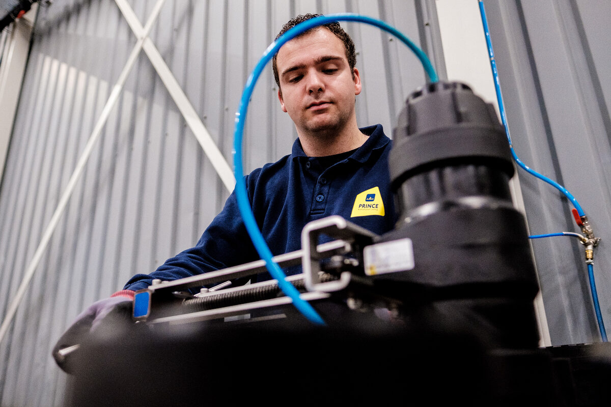 Operator aan de spuitgietmachine